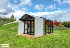 Serre De Jardin En Bois Et Verre Trempé Avec Panneaux Occultants – Mimosas -Serre Et Potager Soldes Magasin avancee serre jardin verre bois stali 1